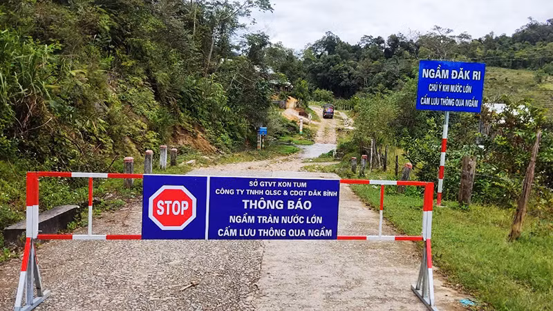 Đặt biển cấm lưu thông để bảo đảm an toàn tính mạng, tài sản cho người dân. Đặt biển cấm lưu thông để bảo đảm an toàn tính mạng, tài sản cho người dân.