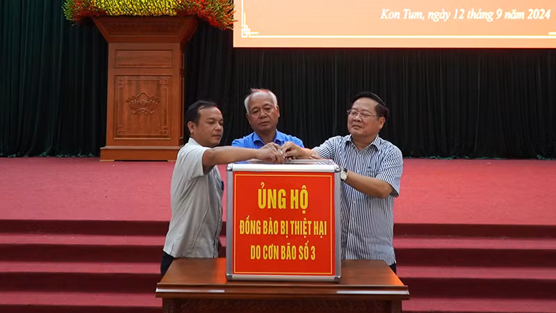 Thường trực Tỉnh ủy Kon Tum tham gia ủng hộ tại buổi lễ.