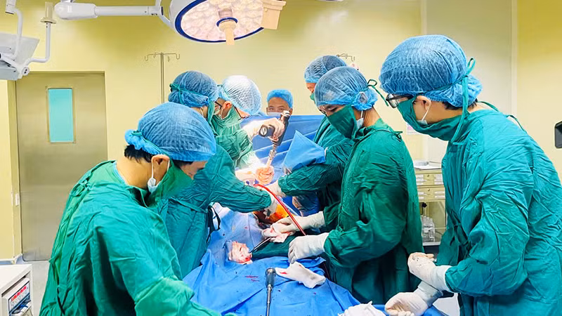 Trình độ nghiệp vụ ngày càng nâng cao, đáp ứng nhu cầu khám, chữa bệnh của người dân trên địa bàn.