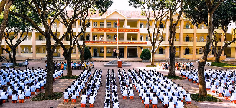 Sinh hoạt đầu tuần tại Trường trung học phổ thông chuyên Nguyễn Tất Thành. 