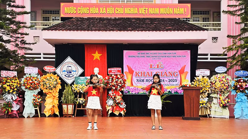 Học sinh lớp 4 Trường Tiểu học Thực hành sư phạm Ngụy Như Kon Tum biểu diễn violon bài hát "Xin chào Việt Nam" tại Lễ khai giảng năm học 2024-2025