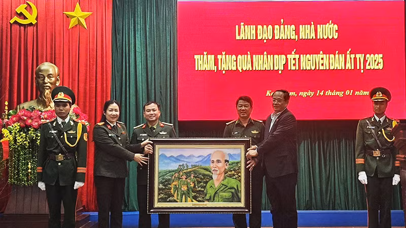 Phó Chủ tịch Quốc hội Trần Quang Phương tặng tranh, quà cho 3 đơn vị lực lượng vũ trang trên địa bàn tỉnh Kon Tum.