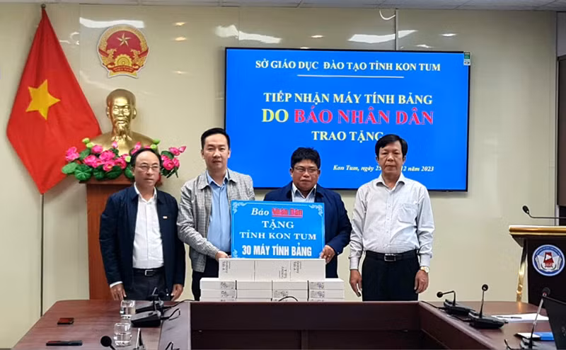 Báo Nhân Dân tặng máy tính bảng cho Sở Giáo dục và Đào tạo tỉnh Kon Tum