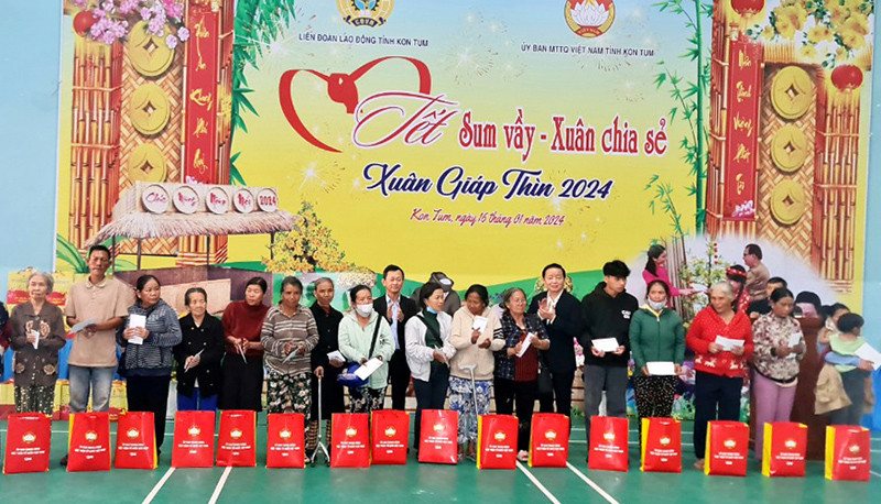 Tặng quà cho các gia đình nghèo có hoàn cảnh khó khăn.