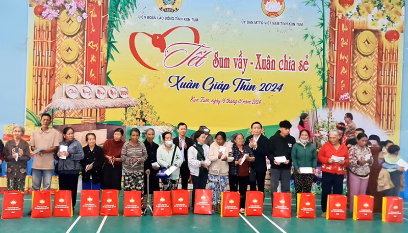 Tặng quà cho các gia đình nghèo có hoàn cảnh khó khăn.