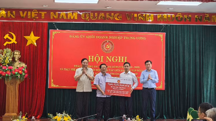 Tặng 100 căn nhà tình nghĩa cho tỉnh Kon Tum.