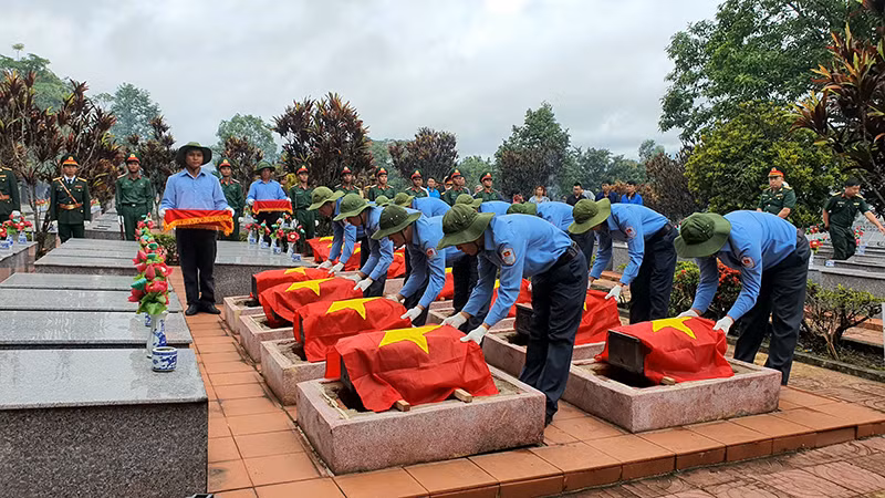 Tổ chức nghi lễ đưa các anh hùng liệt sĩ về với đất Mẹ.