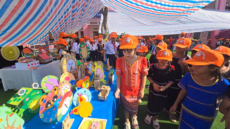 Học sinh huyện Kon Rẫy trải nghiệm tại trường.