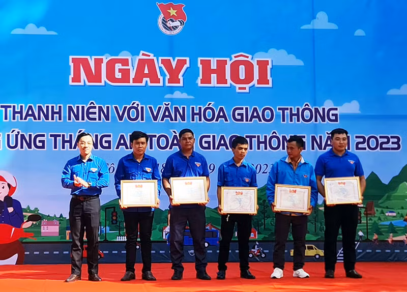 Tặng Bằng khen cho các cá nhân tham gia sơ cứu, ứng cứu nhanh tai nạn giao thông.