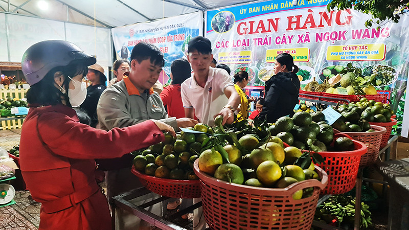 Trái cây của xã Ngọk Wang thu hút đông đảo người dân đến mua
