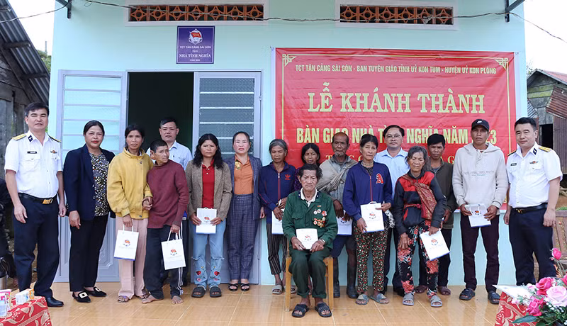 Tặng quà cho các hộ gia đình chính sách của xã Hiếu, huyện Kon Plong.