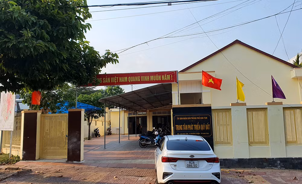 Trung tâm phát triển quỹ đất thành phố Kon Tum, nơi có cán bộ bị bắt.