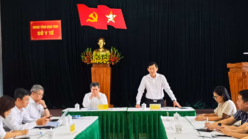 Giám đốc Sở Y tế tỉnh Kon Tum Võ Văn Thanh kết luận buổi làm việc.