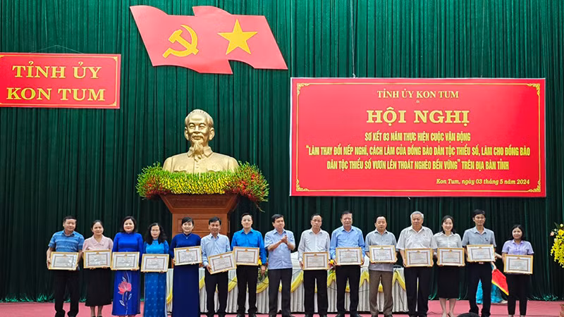 Tặng bằng khen cho các cá nhân có thành tích xuất sắc trong Cuộc vận động.