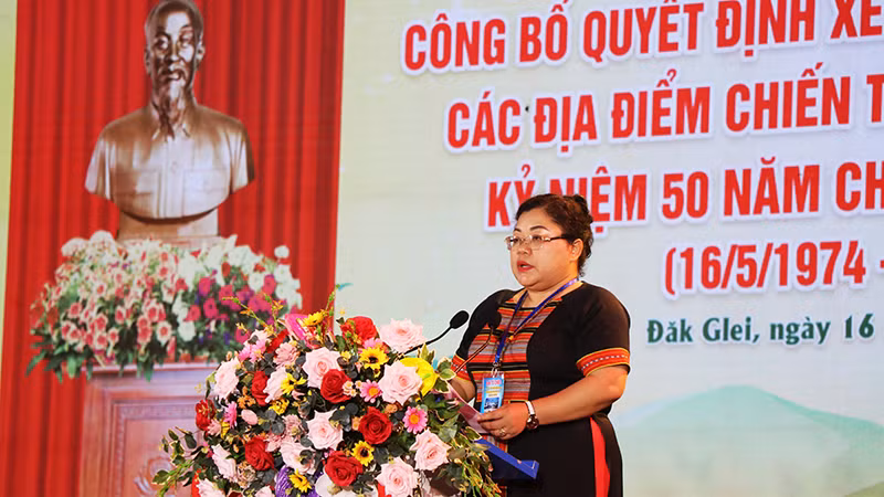 Chủ tịch Ủy ban nhân dân huyện Đăk Glei Y Thanh phát biểu tại buổi lễ.