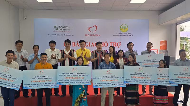 Trao trang thiết bị nông nghiệp hỗ trợ cho 8 hợp tác xã.