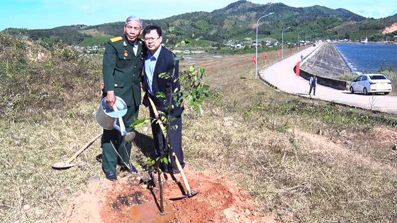 Lãnh đạo huyện Đăk Hà cùng nhân chứng lịch sử trồng cây lưu niệm