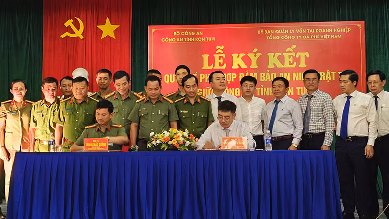 Lãnh đạo Công an tỉnh Kon Tum và Tổng Công ty Cà phê Việt Nam ký kết Quy chế phối hợp