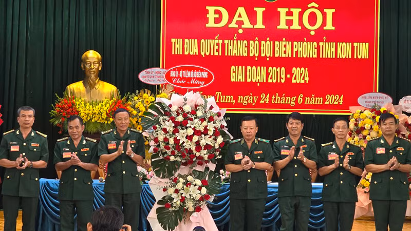 Bộ Tư lệnh Bộ đội Biên phòng tặng hoa chúc mừng đại hội.