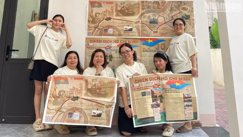 Bạn đọc check in cùng ấn phẩm.