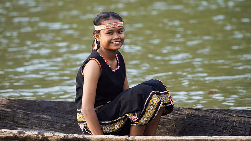 Nét đẹp em bé Ba Na trên dòng sông Đăk Bla thơ mộng.