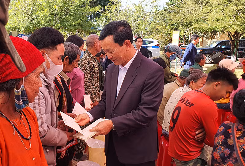 Ủy viên Trung ương Đảng, Bí thư Tỉnh ủy, Chủ tịch Hội đồng nhân dân tỉnh Kon Tum Dương Văn Trang tặng quà Tết Nguyên đán 2023 cho các hộ nghèo huyện Sa Thầy.