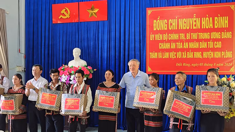 Trao 10 suất quà cho các hộ gia đình khó khăn.