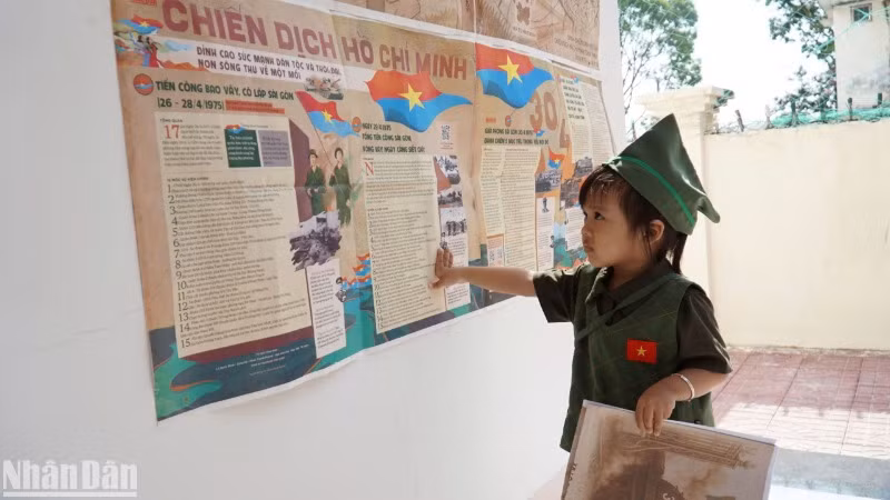 Em bé bên ấn phẩm đặc biệt.