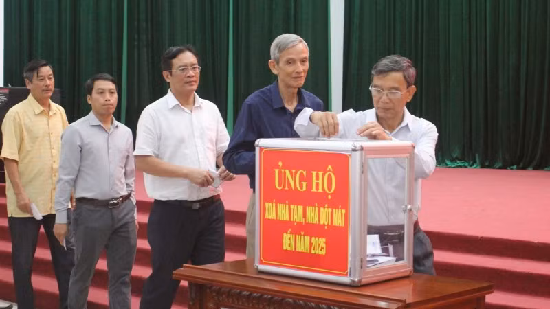 Các đại biểu tham dự ủng hộ tại buổi lễ.