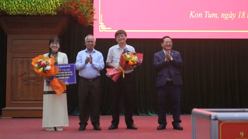Hội đồng nhân dân tỉnh Kon Tum ủng hộ kinh phí tại buổi lễ.