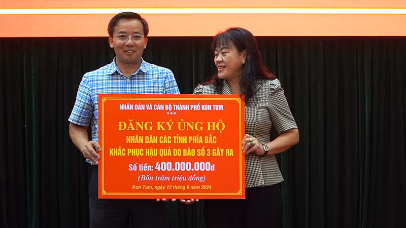 Nhân dân và cán bộ thành phố Kon Tum ủng hộ 400 triệu đồng.