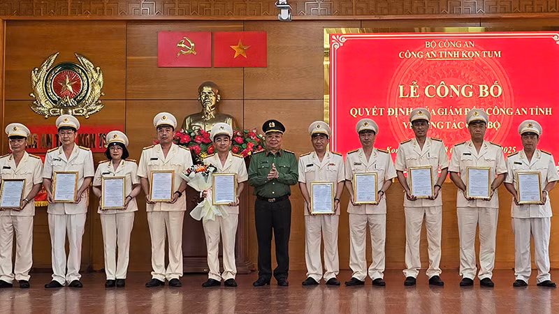 Trao quyết định điều động 10 đồng chí trưởng phòng, nguyên trưởng Công an huyện về các đơn vị cấp phòng.