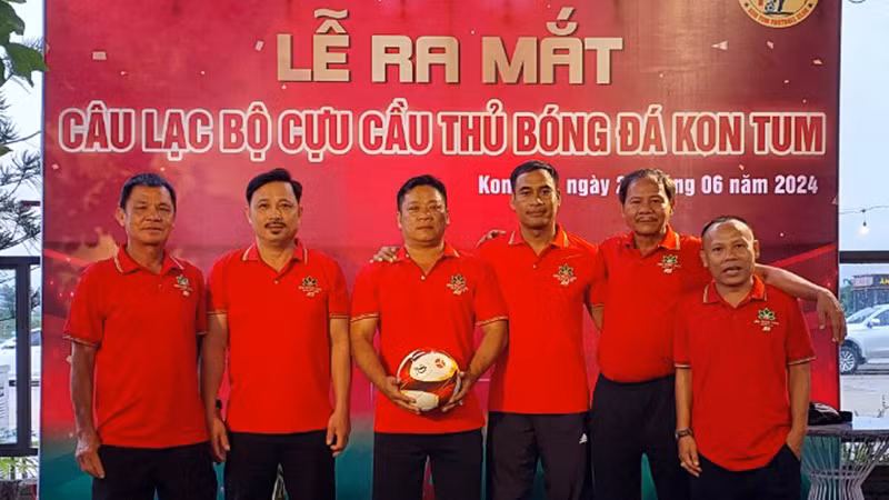 Các cựu cầu thủ bóng đá tỉnh Kon Tum vui mừng khi Câu lạc bộ được thành lập. Các cựu cầu thủ bóng đá tỉnh Kon Tum vui mừng khi Câu lạc bộ được thành lập.