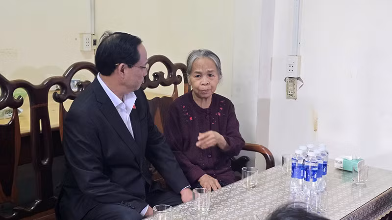 Phó Chủ tịch Quốc hội Trần Quang Phương thăm thân nhân đồng chí Sô Lây Tăng.