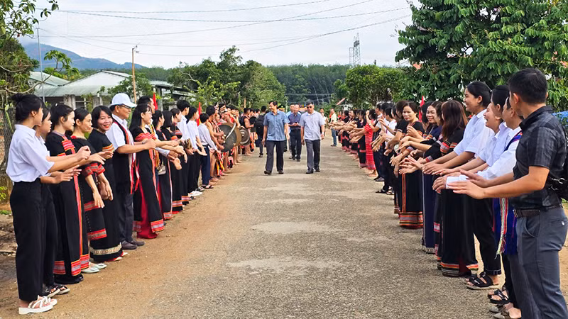 Người dân Đăk Răng trình diễn cồng chiêng, xoang chào đón khách.