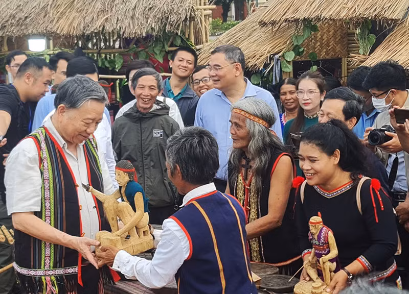 Nghệ nhân tạc tượng gỗ dân gian A Yuk tặng Đại tướng Tô Lâm các bức tượng gỗ do mình làm ra