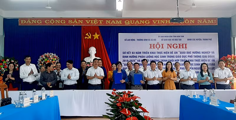 Ký kết chương trình phối hợp giữa Sở Giáo dục và đào tạo, Sở Lao động, Thương binh và Xã hội và Ủy ban nhân dân các huyện, thành phố trên địa bàn tỉnh Kon Tum.