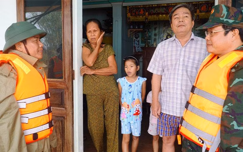 Thăm hỏi, động viên các hộ dân đang bị ngập nặng tại huyện Quảng Điền.