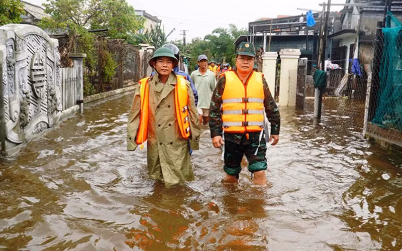 Đến chiều ngày 16/10, nhiều nhà dân ở vùng rốn lũ Quảng Điền vẫn chìm trong biển nước.