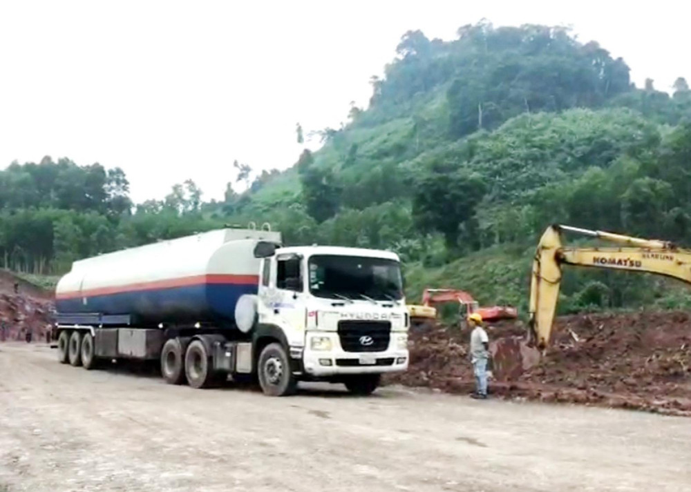 Đúng 17 giờ chiều 24/10, Quốc lộ 15D được thông xe sau một tuần xảy ra sự cố sụt trượt.