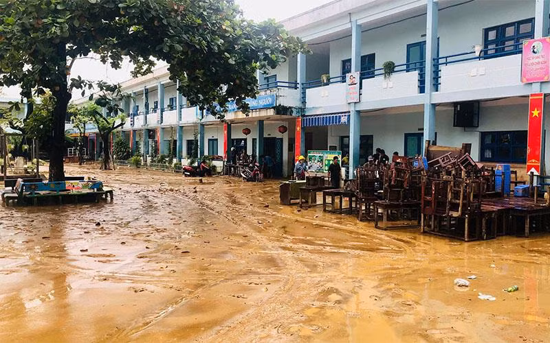 Bùn ngập tại trường tiểu học Hồng Quang.