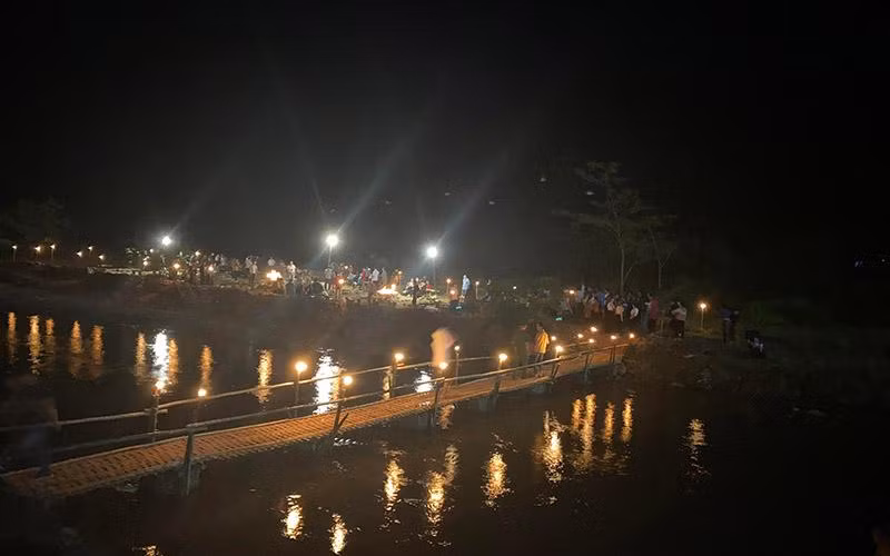 Ngay trong buổi đầu hoạt động, bản Nà Sự đã đón gần 300 khách đến tham quan, khám phá, trải nghiệm.