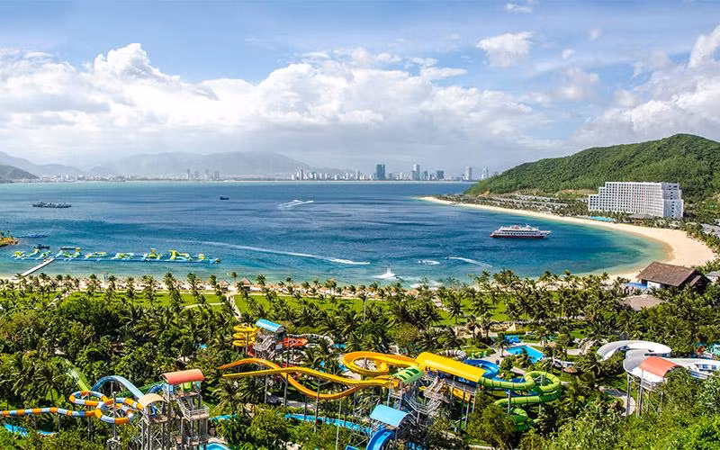 Từ Khu du lịch Vinpearl Nha Trang nhìn về thành phố Nha Trang.