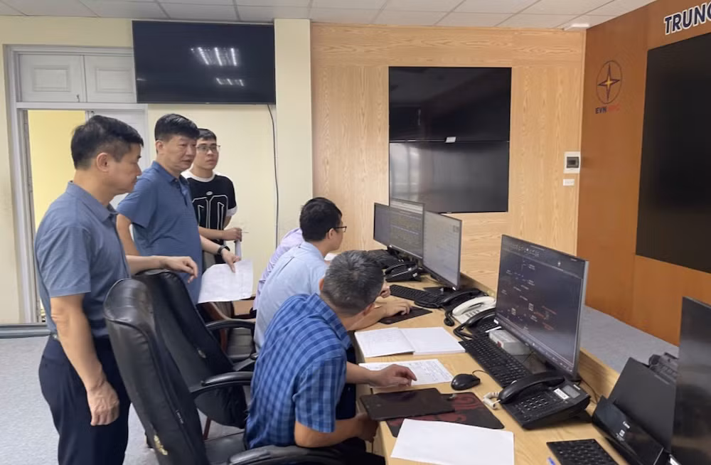 Lãnh đạo Điện lực Quảng Ninh trực vận hành để chỉ đạo cấp điện cho khách hàng (Ảnh Hoàng Nga)