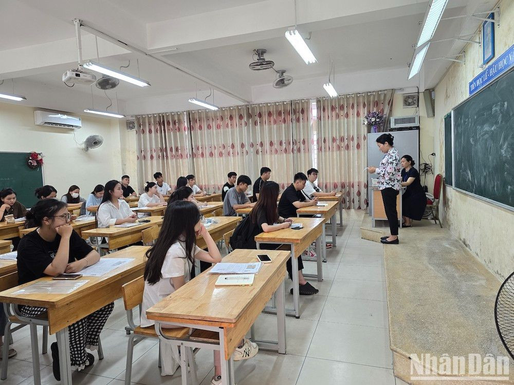 Thí sinh trong buổi làm thủ tục dự thi chiều 26/6. Ảnh: TRUNG HIẾU