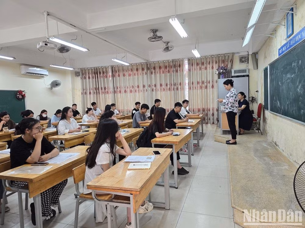 Thí sinh trong buổi làm thủ tục dự thi chiều 26/6. Ảnh: TRUNG HIẾU