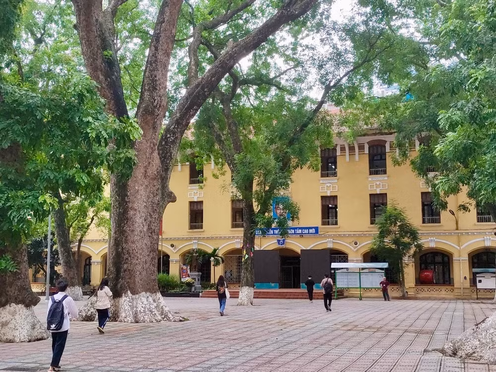 Thí sinh đến điểm thi Trường THPT Phan Đình Phùng, Hà Nội chiều 26/6 (Ảnh: PHAN ĐĂNG)