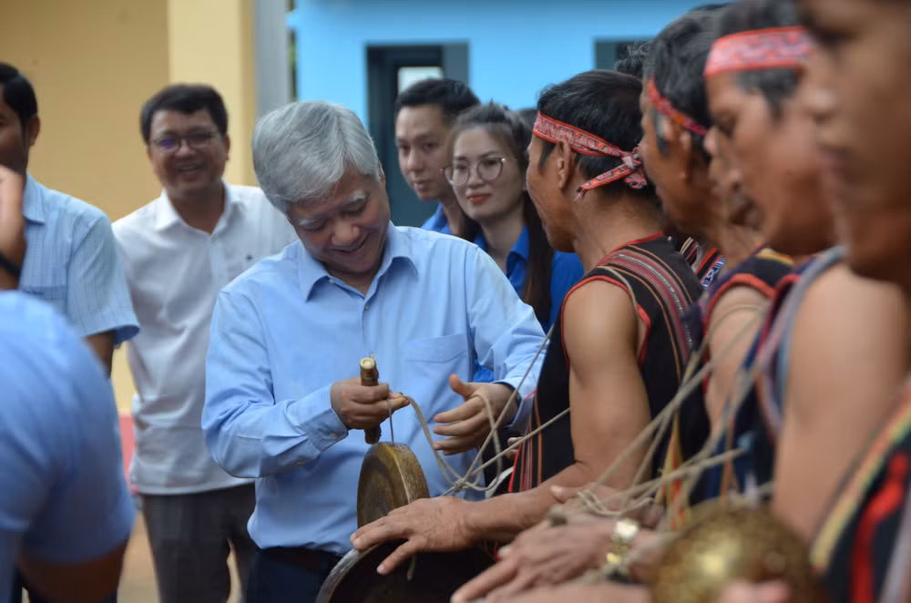 Đồng chí Đỗ Văn Chiến giao lưu cùng bà con người dân tộc thiểu số. Đồng chí Đỗ Văn Chiến giao lưu cùng bà con người dân tộc thiểu số.