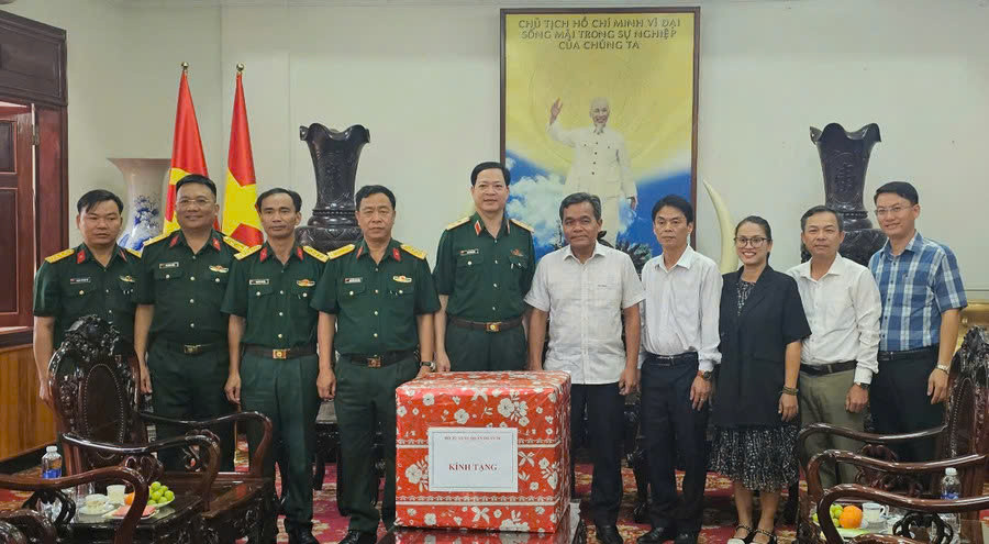 Bí thư Tỉnh ủy Gia Lai Hồ Văn Niên và Trung tướng Đào Tuấn Anh-Tư lệnh Quân đoàn 34 cùng Đoàn công tác tại buổi tiếp. 