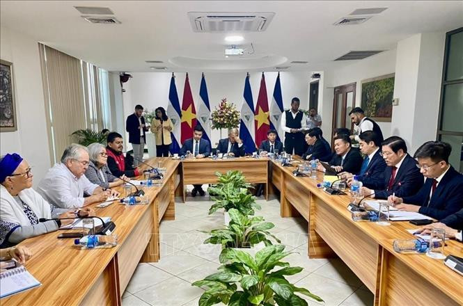 Đồng chí Phan Đình Trạc hội kiến với Chủ tịch Quốc hội Nicaragua Gustavo Porras Cortés. (Ảnh: TTXVN)